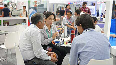 亚洲必赢署理商展会洽谈实拍图